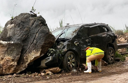 Ảnh TNGT: Đèo Thung Khe sạt lở gây tắc đường, Ford Everest bị đá đè mắc lại giữa đường